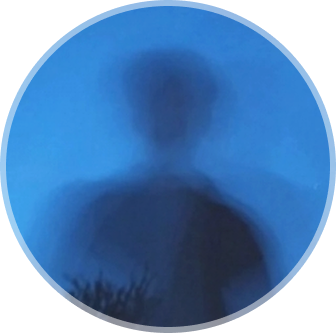 Foto do Sasuke versão preto e branco, com um olhar sério.